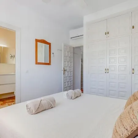 Апартаменты Casa Cielo Azul - Only 10 Mins Walk To Everything! Нерха