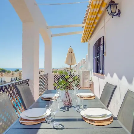 Апартаменты Casa Cielo Azul - Only 10 Mins Walk To Everything! *